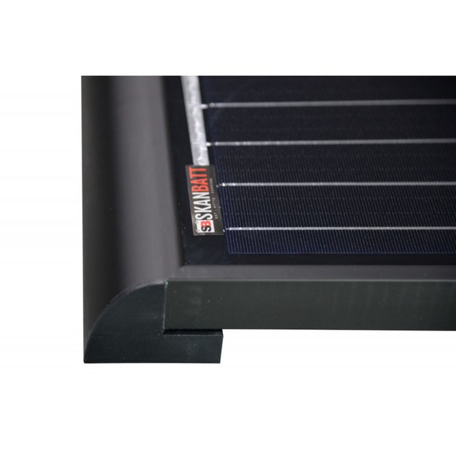 Hovedbilde SKANBATT AERO 150W panel med 7M kabel og fastmonterte spoilere -